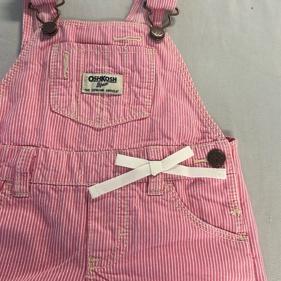OshKosh B'gosh - denim shortalls. Size  9 months - Picture 3 of 6